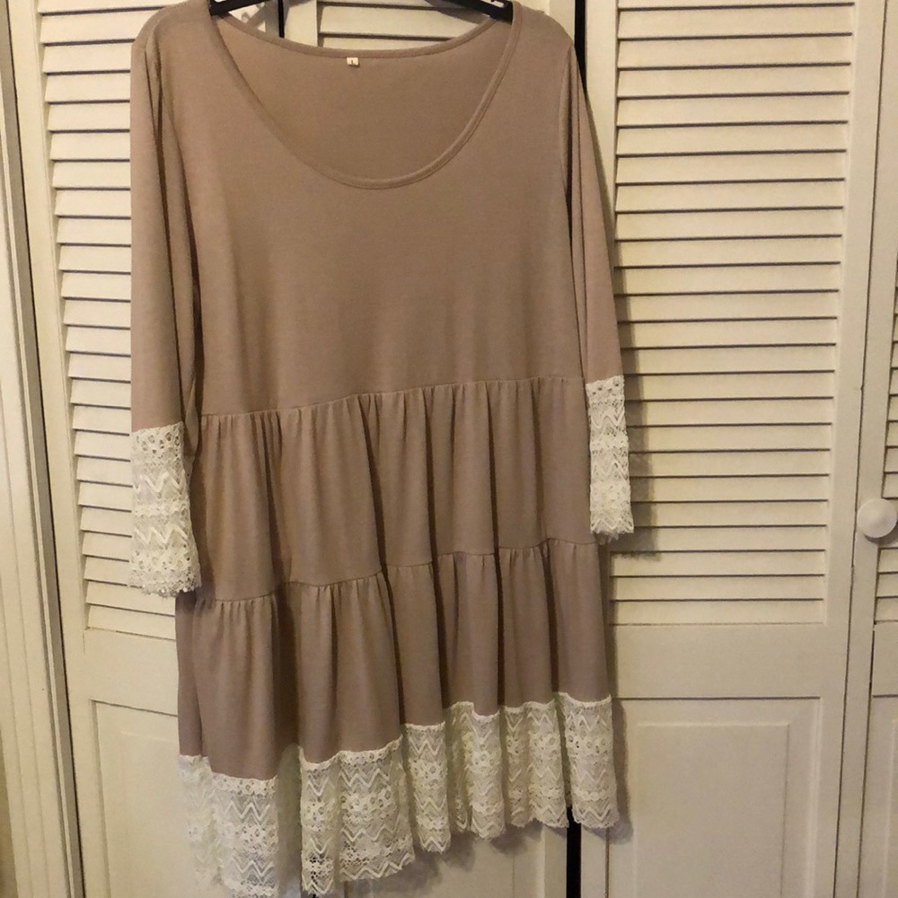 Boutique tan top with lace